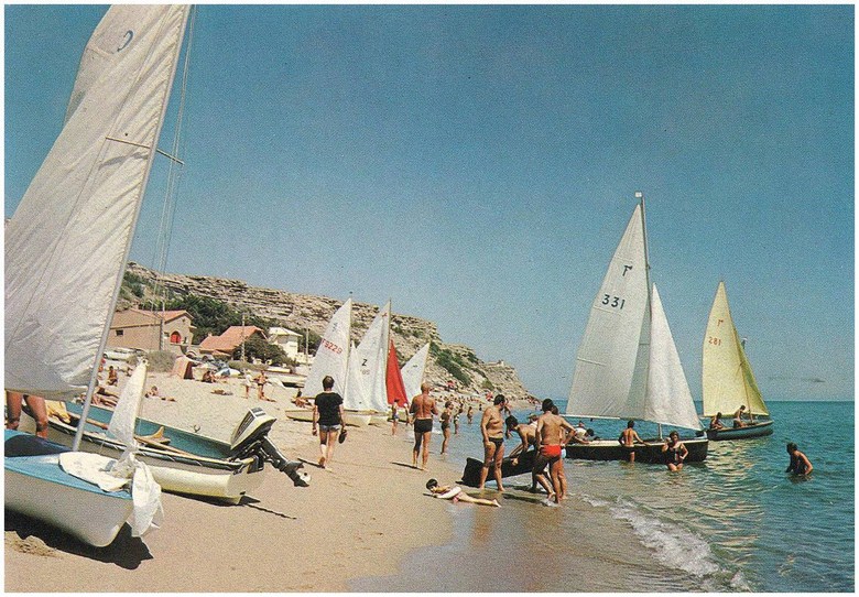 Dériveurs sur la plage vers 1960. on reconnait les flibustiers de Michel Bonnet et Georges Falcou
