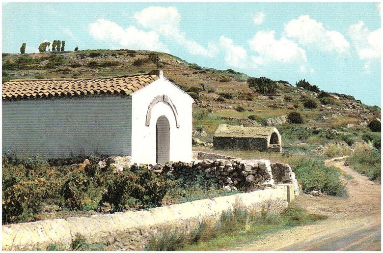 La chapelle et l'abri du Marin. Le chemin Haut de la Mer n'est pas goudronné