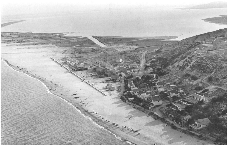 Vue aérienne de la plage : l'hôtel Jouve 